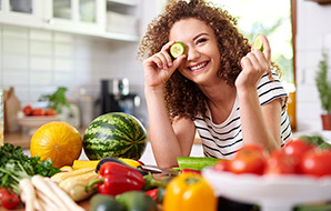 مصرف میوه و سبزیجات و ورزش می‌تواند شما را خوشحال‌تر کند.